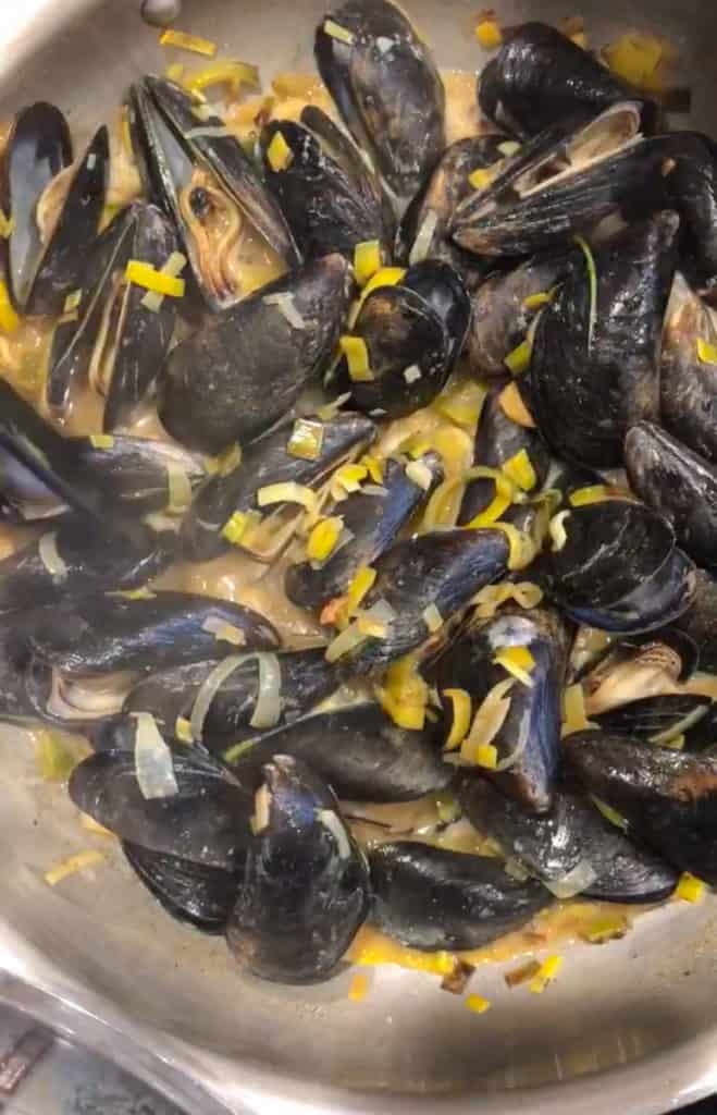 steamed mussels in white wine sauce 