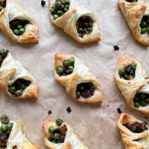 puff pastry bites stuffed with mushrooms and peas