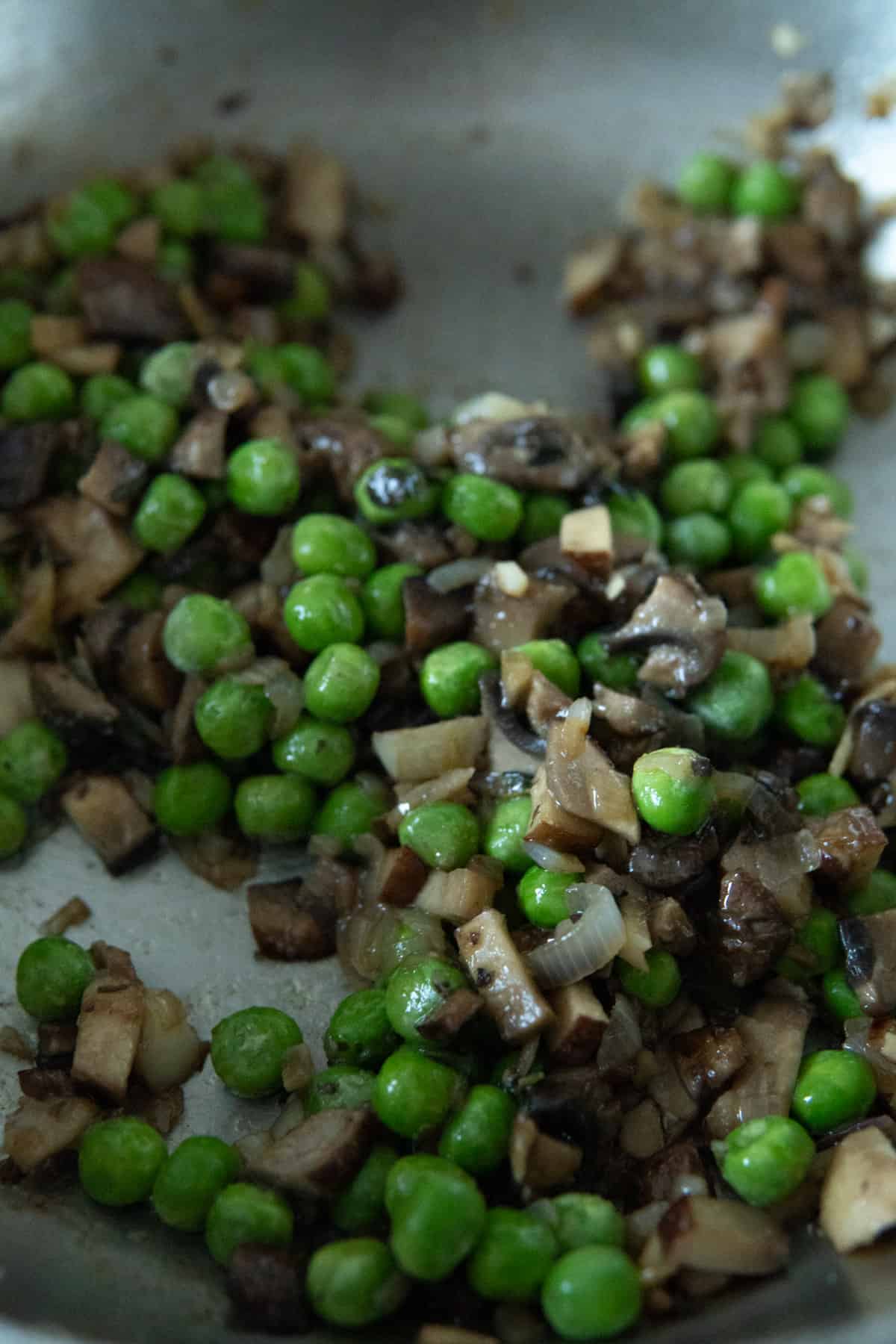 Mushroom and pea filling for puff pastry.