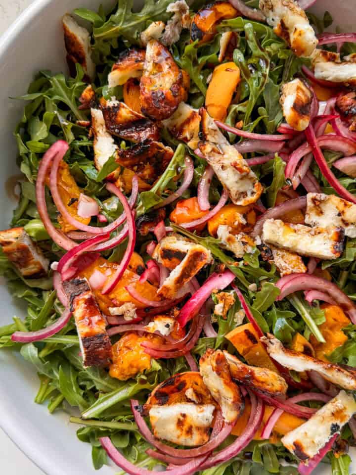 arugula salad with grilled apricots, halloumi and red onion