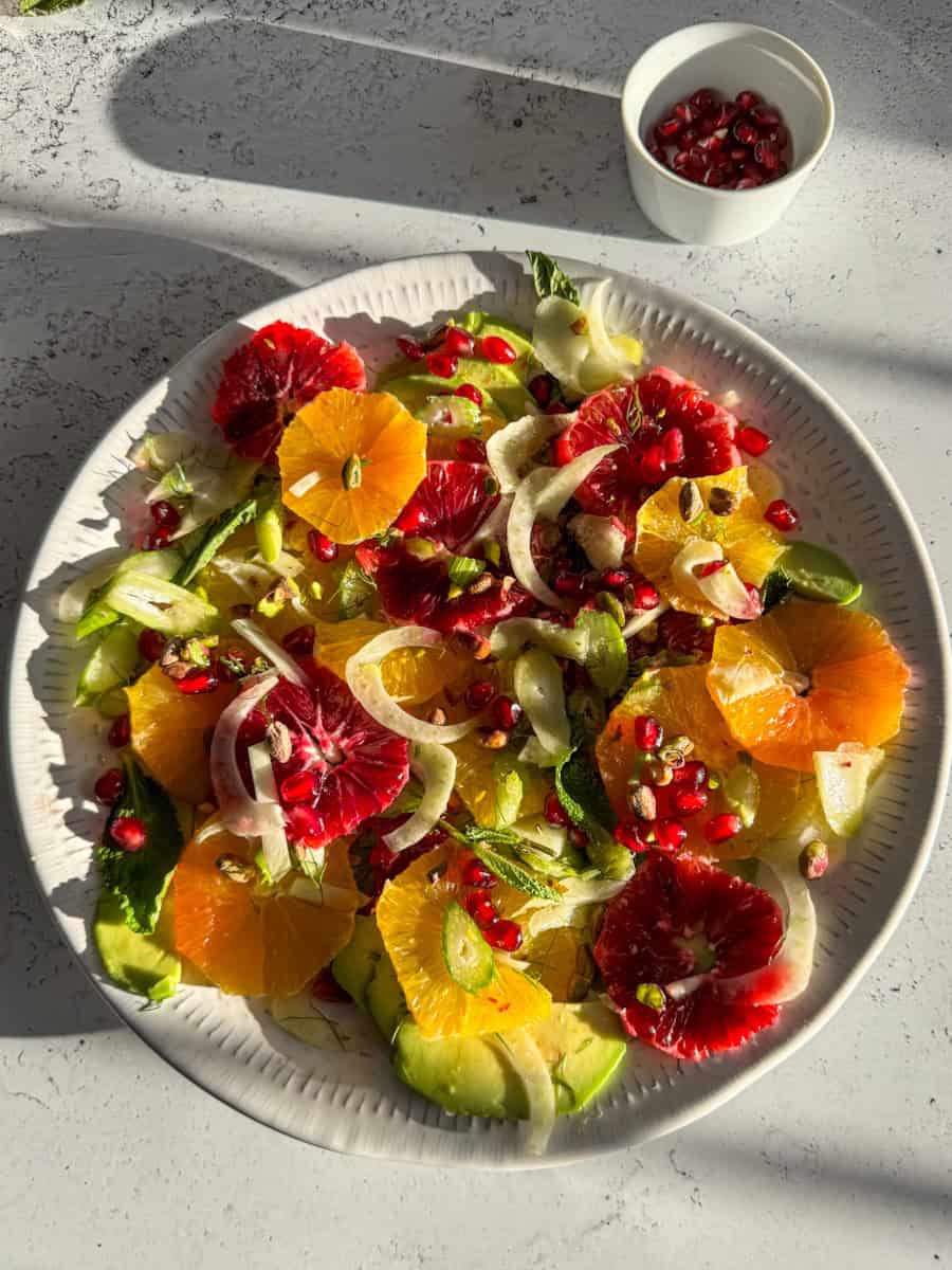 round plate with citrus salad with fennel 